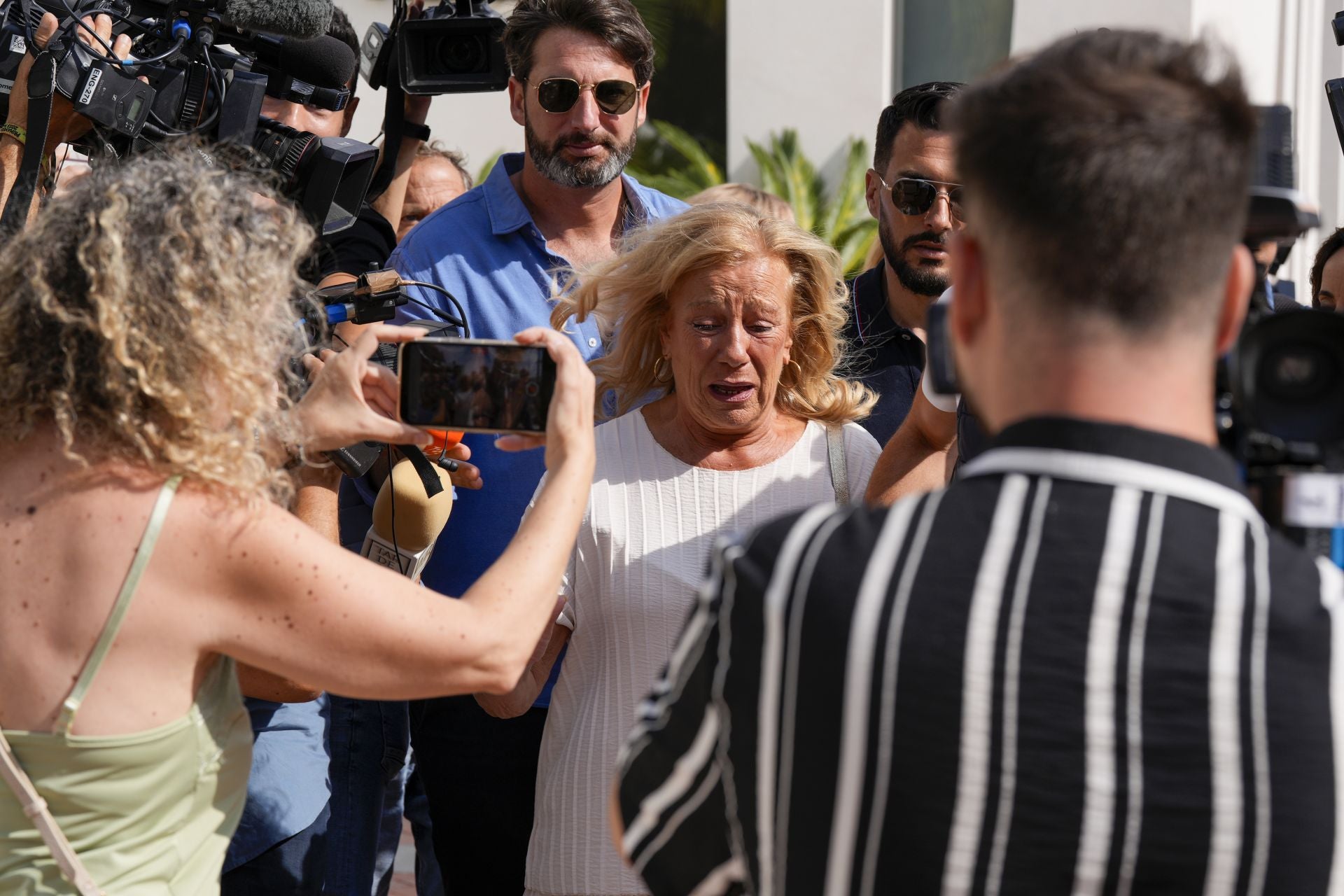 Marisol Yagüe, sucesora de Julián Muñoz en la alcaldía, llega emocionada al tanatorio de Marbella