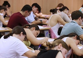 Andalucía blindará por ley que la matrícula de la Universidad salga casi gratis a los alumnos que aprueben