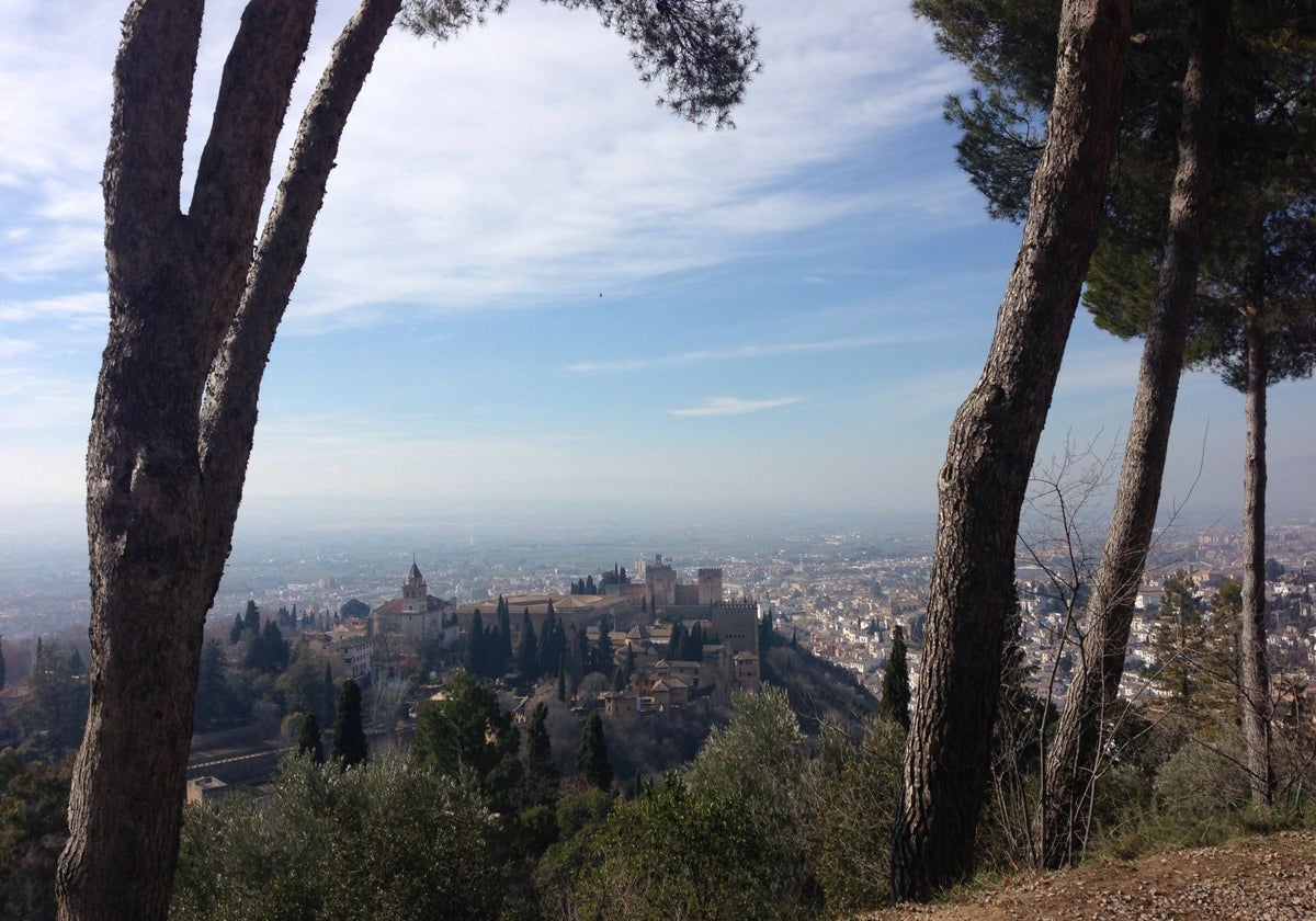 La Alhambra, vista desde algo más arriba, en la llamada Silla del Moro