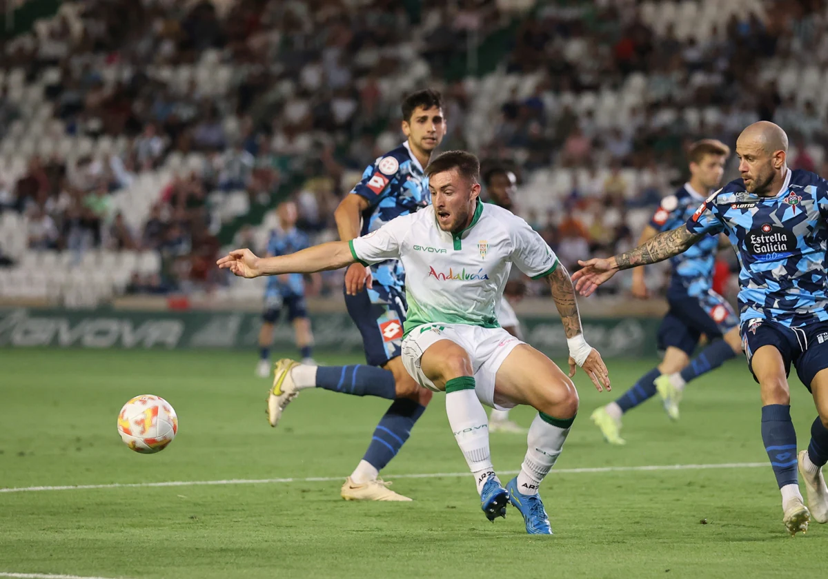 Antonio Casas lucha por un balón dividido en el último partido del Córdoba ante el Racing de Ferrol