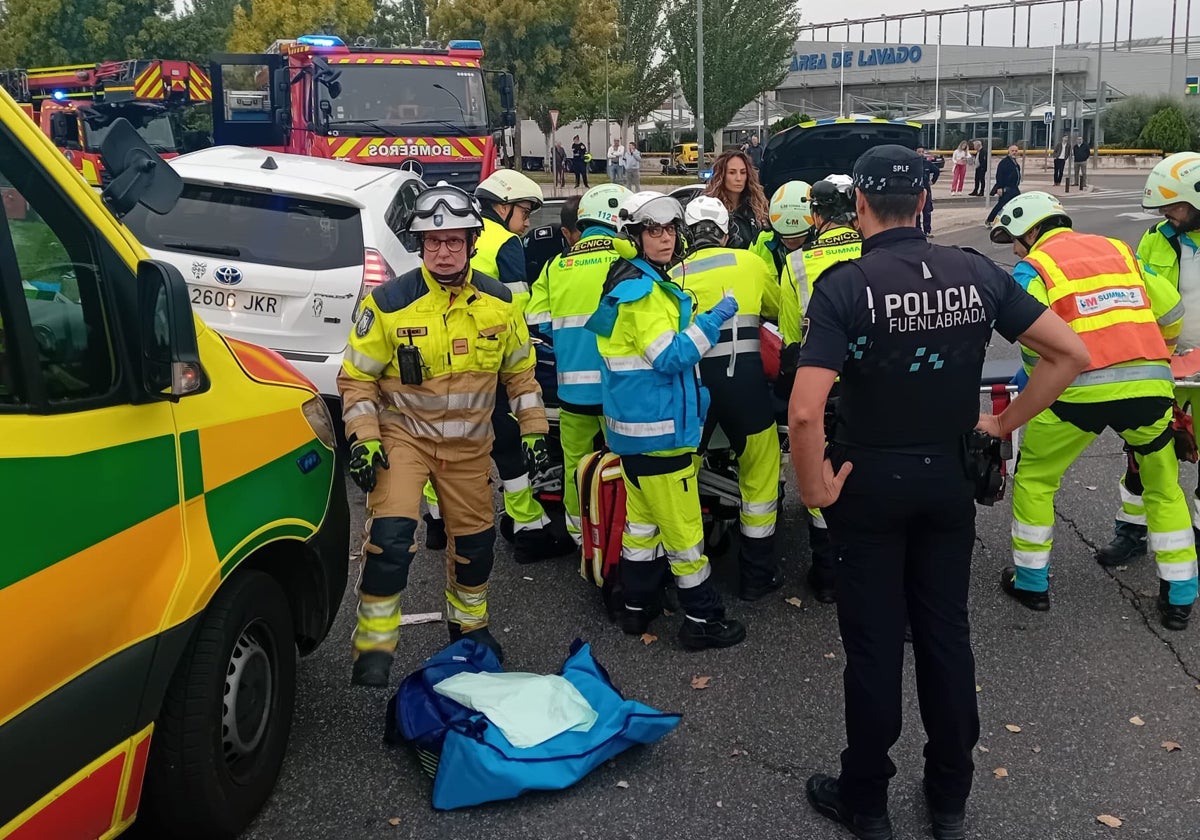 Los servicios de emergencias trabajan en el lugar del atropello