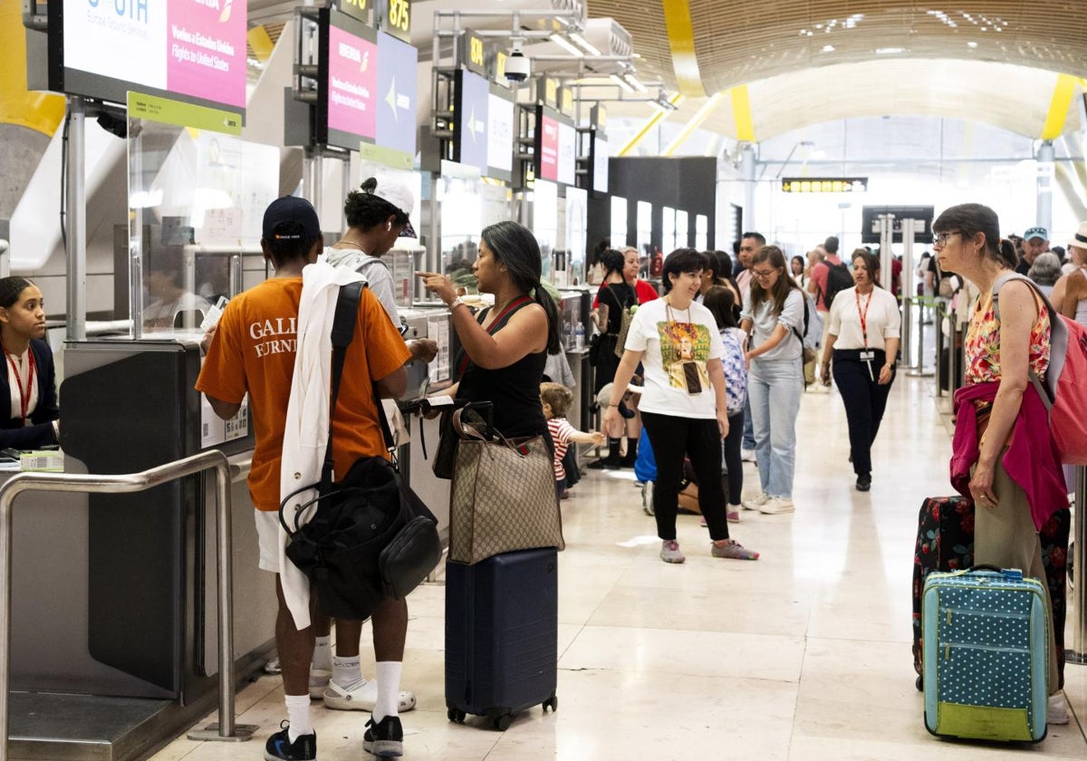 Un grupo de viajeros en el aeropuerto de Barajas