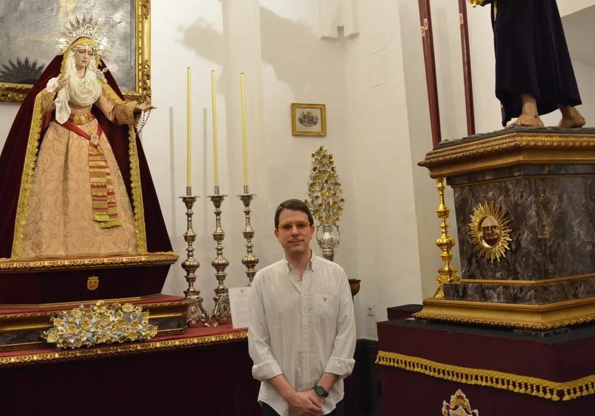 Luis Salamanca Bazán, ante la Virgen de la Quinta Angustia y el Señor del Soberano Poder
