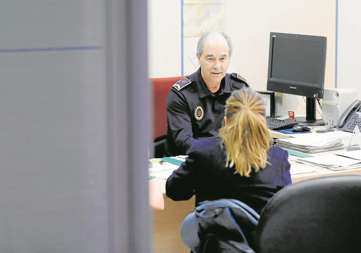 Un agente de la Policía Local de Córdoba atiende a una mujer