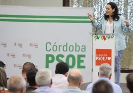 La líder del PSOE en Córdoba sortea la rebelión de alcaldes y portavoces con su integración en la lista al congreso federal