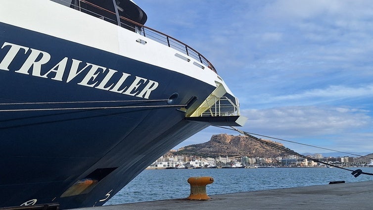 El puerto de Alicante recibe por primera vez la visita del lujoso World Traveller, con tan sólo 200 cruceristas