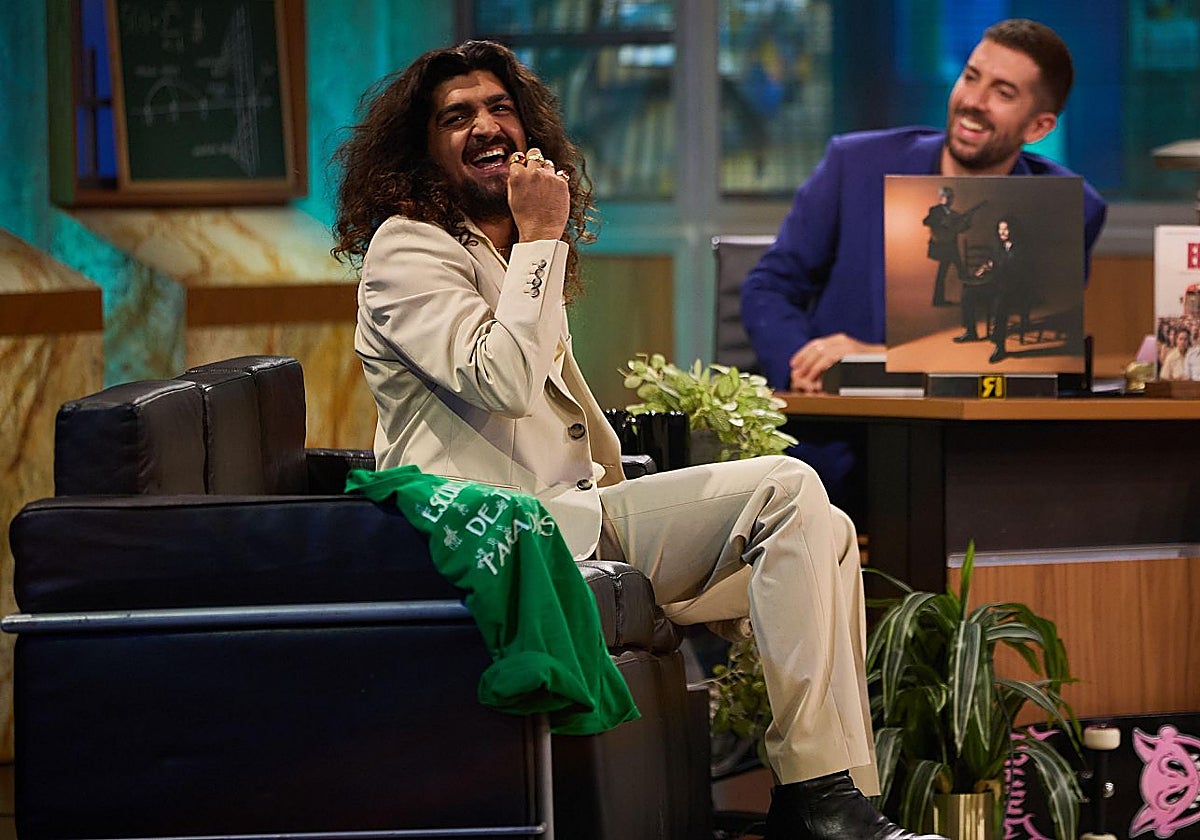 Israel Fernández, junto a David Broncano, en un instante de la entrevista en La Revuelta