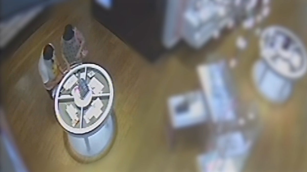 Imagen de la cámara de seguridad durante el robo en una joyería de Alicante