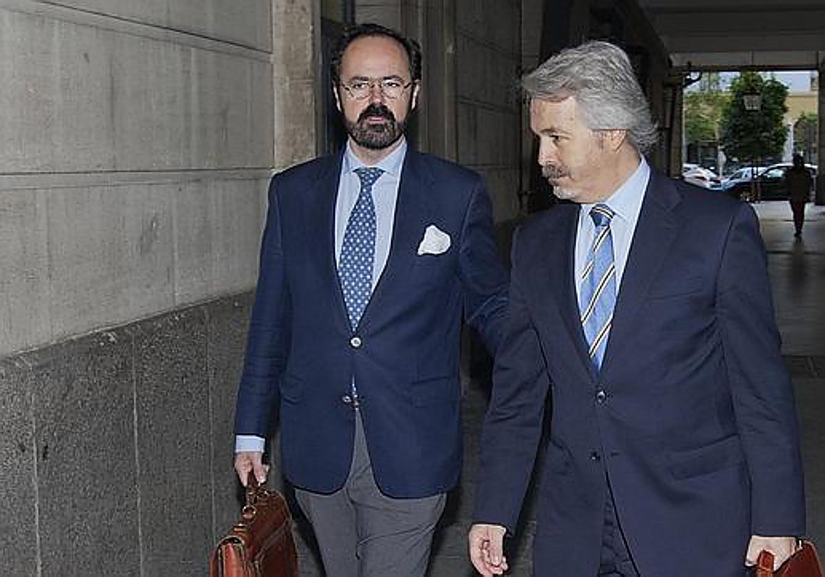 El exdirector de IDEA Jacinto Cañete, a la derecha, junto a su abogado Juan Carlos Alférez