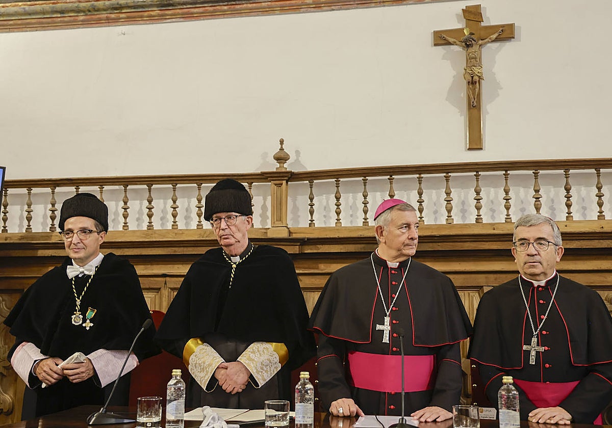 El rector de la Universidad Pontificia de Salamanca, Santiago García-Jalón (segundo por la izquierda) en el acto de inauguración de curso de la UPSA con el también rector Juan Manuel Corchado y los prelados José Luis Retana y Luis Argüello