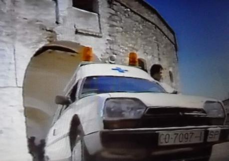 Imagen secundaria 1 - Arriba, Paquirri en la enfermería tras la cogida; sobre estas líneas, la ambulancia que lo trasladó y en la que falleció; a la derecha, Isabel Pantoja con un familiar rota de dolor tras el fallecimiento del torero