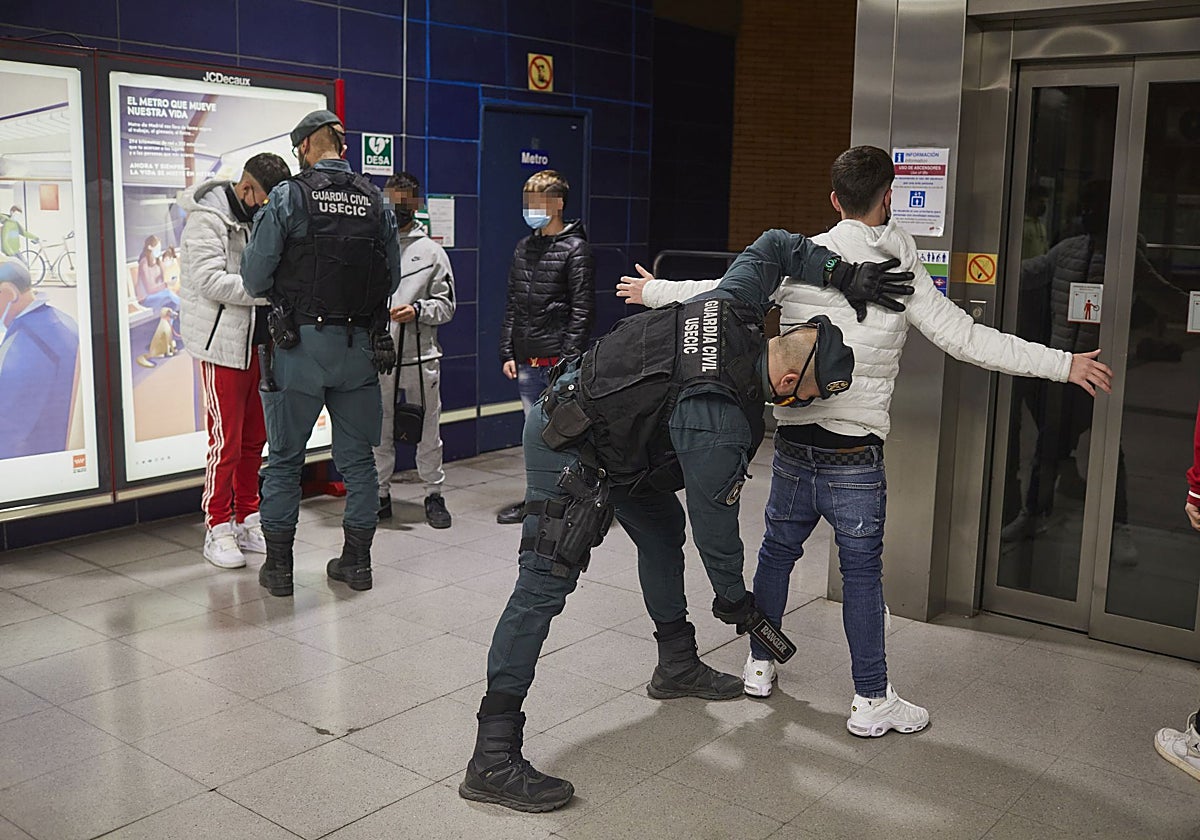 Control de la Guardia Civil a pasajeros del Metro en Arganda del Rey como medida contra las bandas latinas