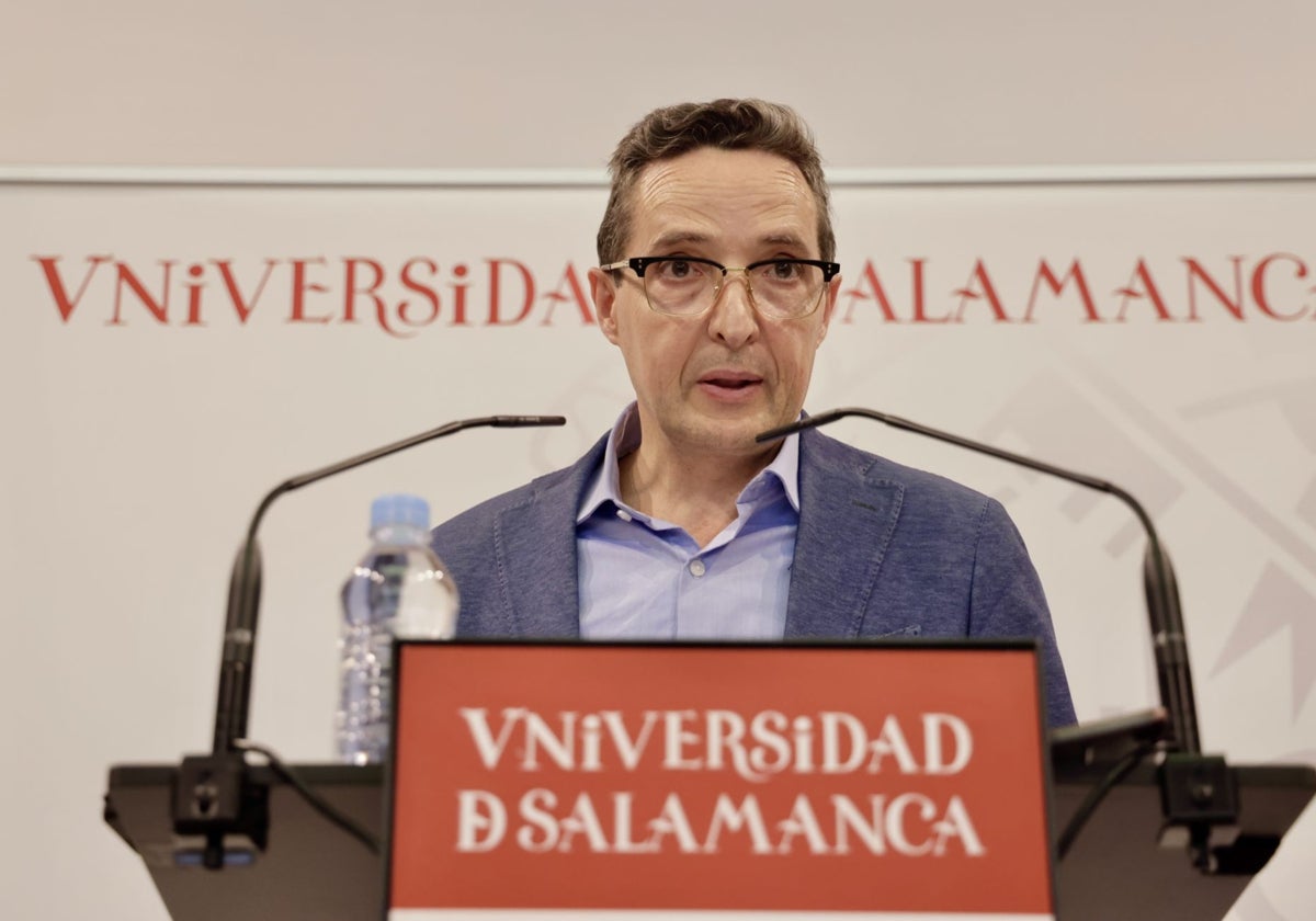 El rector de la Universidad de Salamanca, Juan Manuel Corchado, este jueves durante su comparecencia