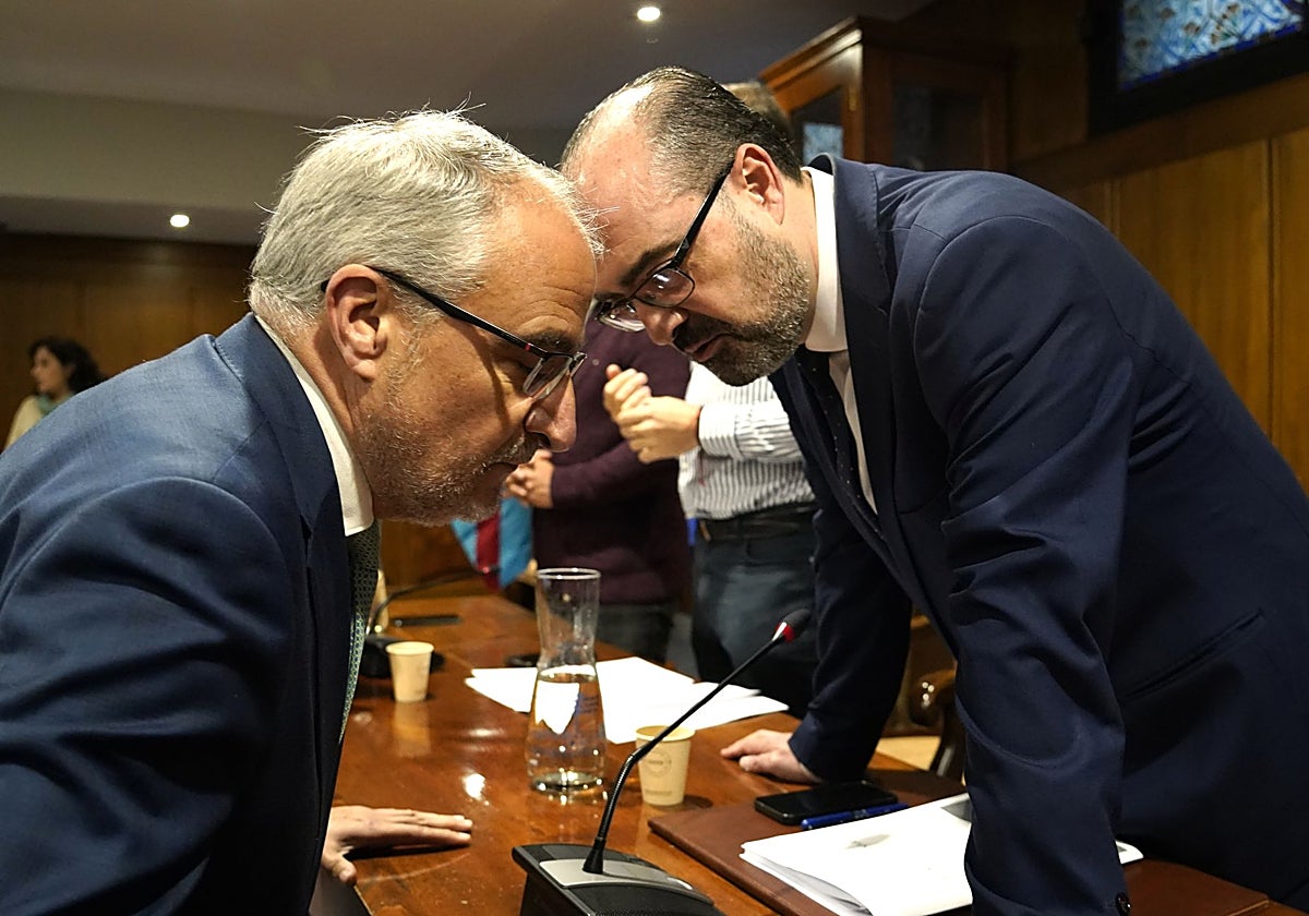 El portavoz del Grupo Socialista, Olegario Ramón, y el alcalde de Ponferrada, Marco Morala, en una imagen de archivo