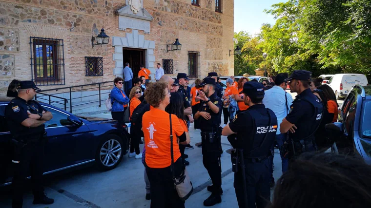 Algunos trabajadores de servicios sociales han llevado este jueves sus reclamaciones hasta el mismo edificio de las Cortes regionales