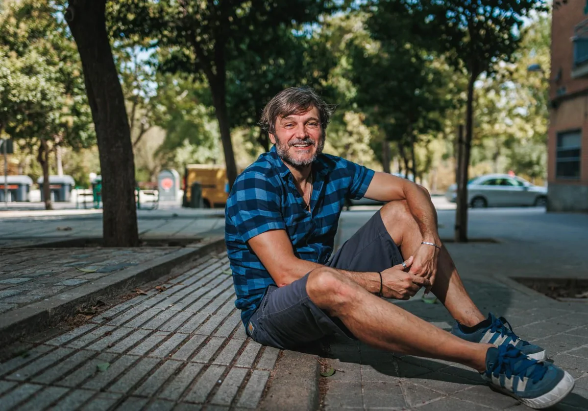 El actor Salva Reina en el distrito de Carabanchel, junto al parque de san Isidro