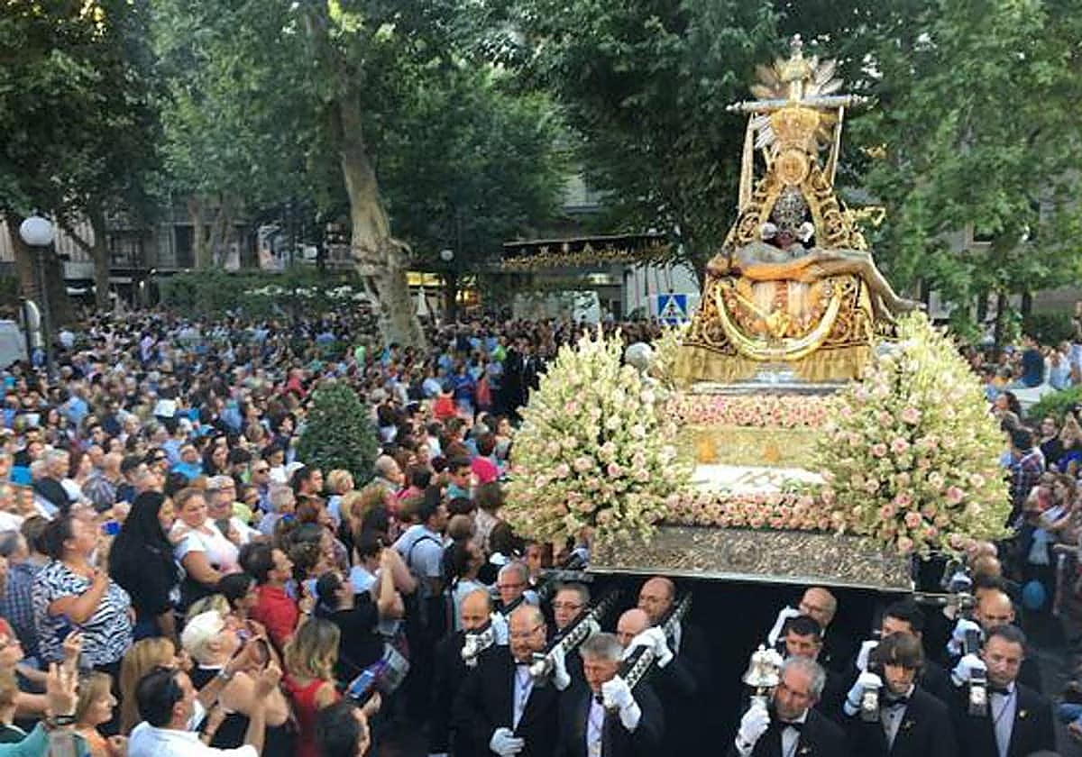 La procesión de la Virgen de las Angustias congrega a decenas de miles de granadinos