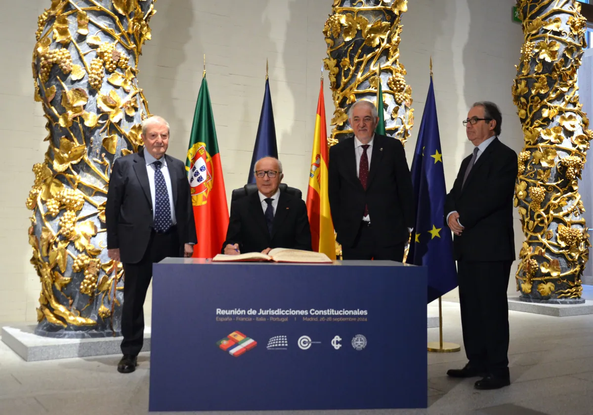 El presidente del TC, Cándido Conde-Pumpido con sus homólogos italiano, francés y portugués, en Madrid