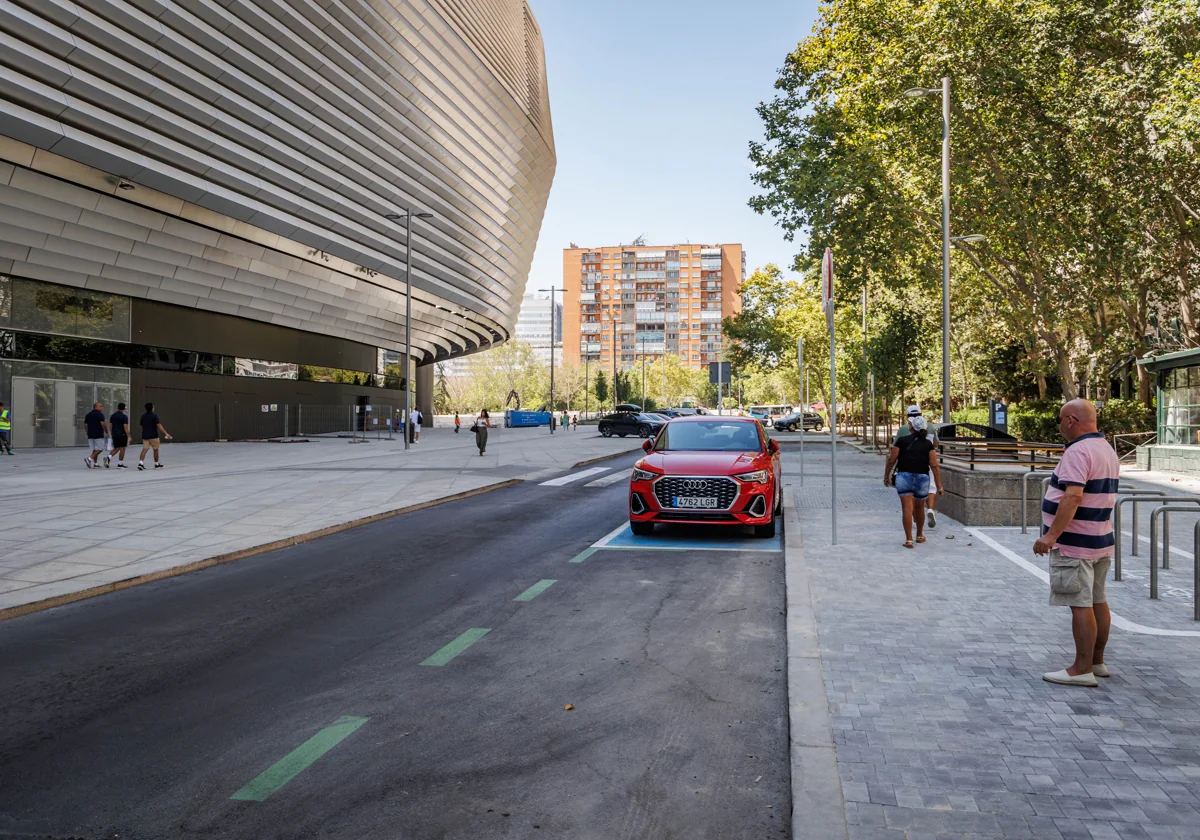 Aparcamientos de la calle Rafael Salgado reservados a residentes de la zona del Santiago Bernabéu