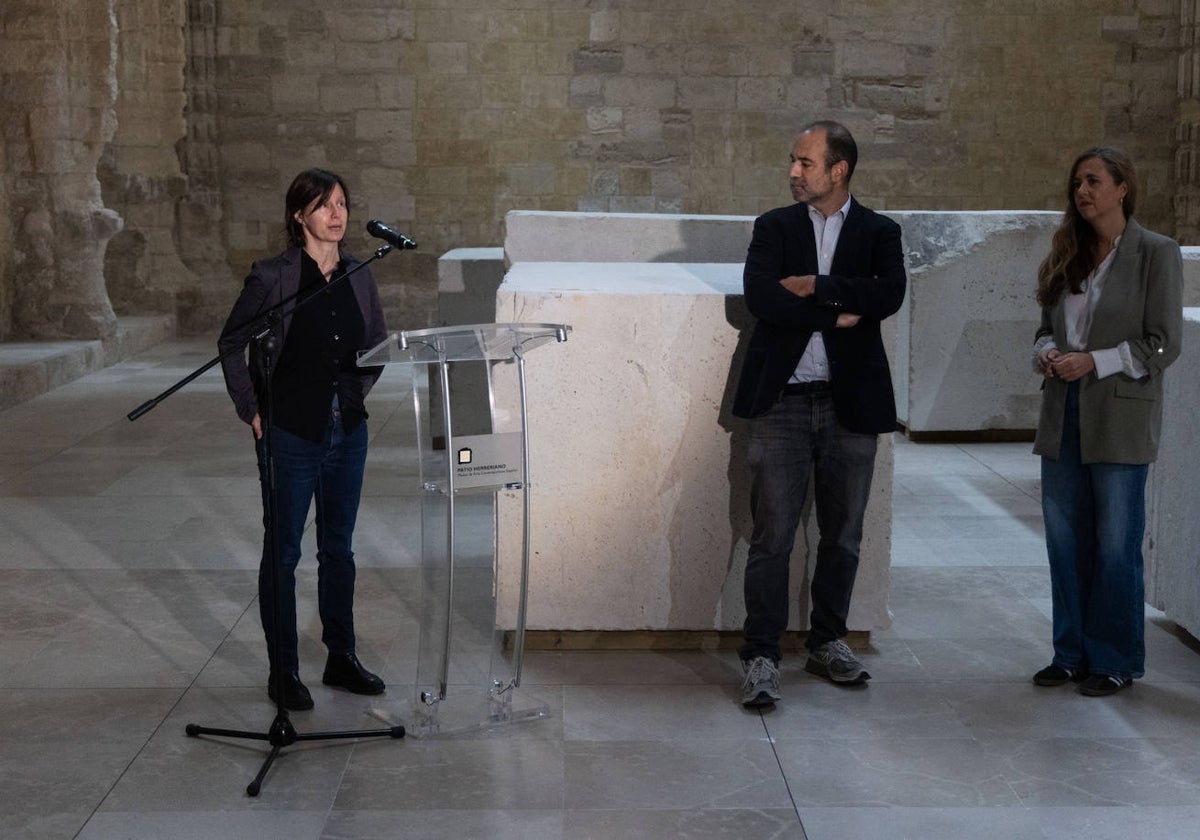 La artista Lara Almarcegui, durante la presentación de la exposición junto a Javier Hontoria y Cristina Fontaneda, del Patio Herreriano