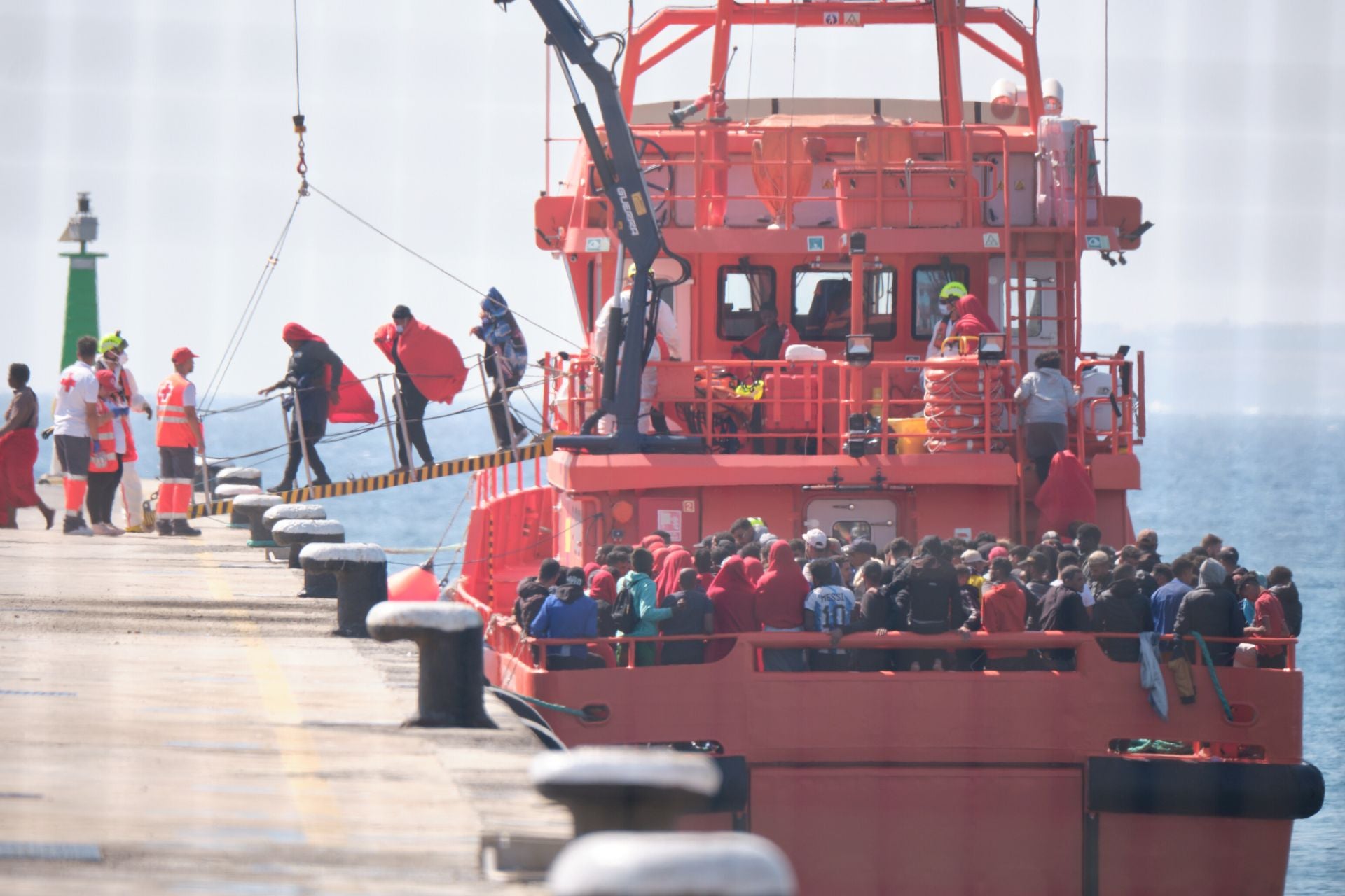 Inmigrantes llegando al Puerto del Rosario, en Fuerteventura, tras ser trasladador por Salvamente Marítimo.