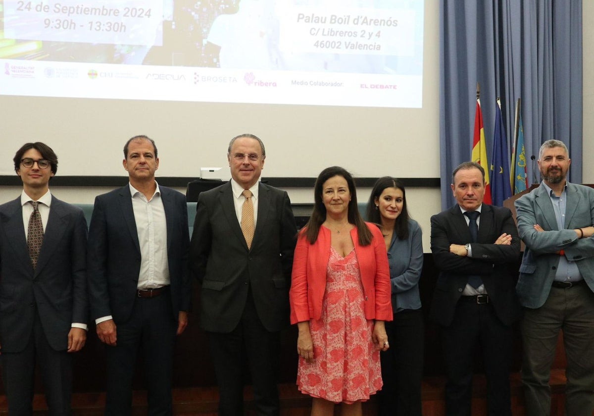 Imagen de Javier Carbonell (Asociado atl Capital); Miguel Álava (Director General Empresas Desarrolladoras de Software (ISVs) para Europa, África y Oriente Medio (EMEA) en AWS; José Roselló (CEO Don Hierro - Patrono FEBF); Isabel Giménez (Directora General FEBF); Patricia Mendilibar (Doctora en Derecho - Profesora Universidad CEU UCH); José Manuel Muñoz (Socio Adequa Legal); y Manuel Asenjo (CIO de Broseta Abogados)