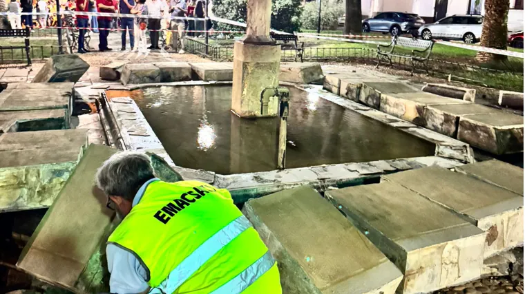 Una avería revienta la fuente de la plaza de La Magdalena de Córdoba