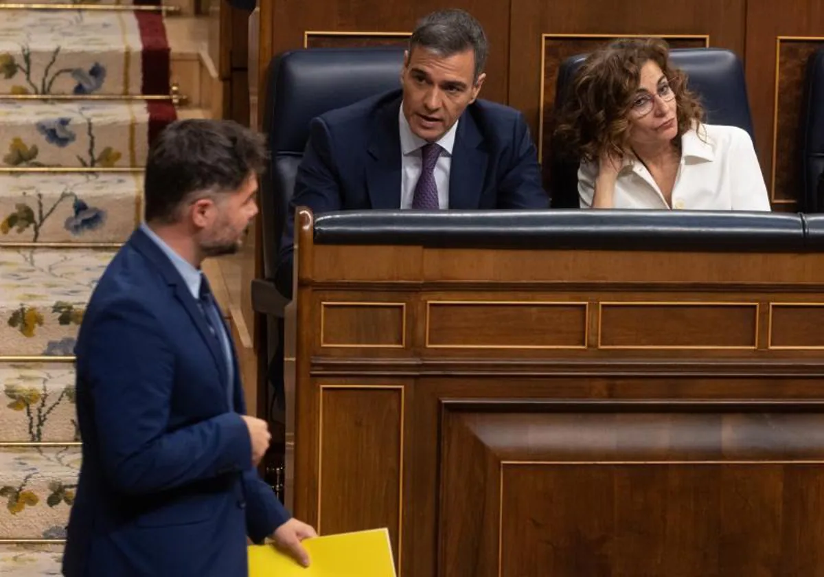 El portavoz de ERC en el Congreso, Gabriel Rufián, pasa delante del presidente del Gobierno, Pedro Sánchez y la vicepresidenta María Jesús Montero