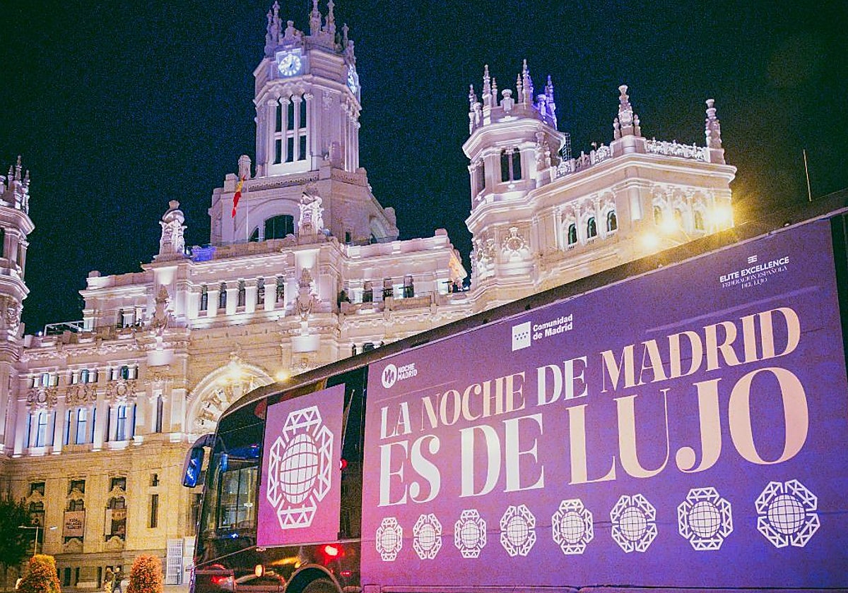 El autobús promocional del turismo de ocio nocturno de lujo pasando ante el Ayuntamiento madrileño