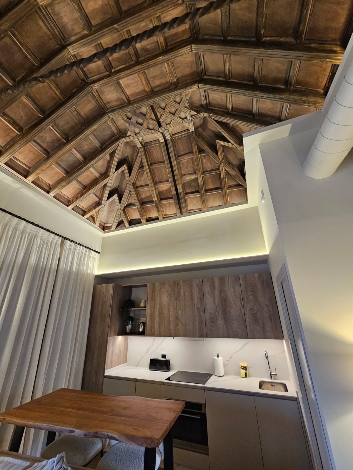 Imagen de un impresionante artesonado en uno de los apartamentos recién inaugurados