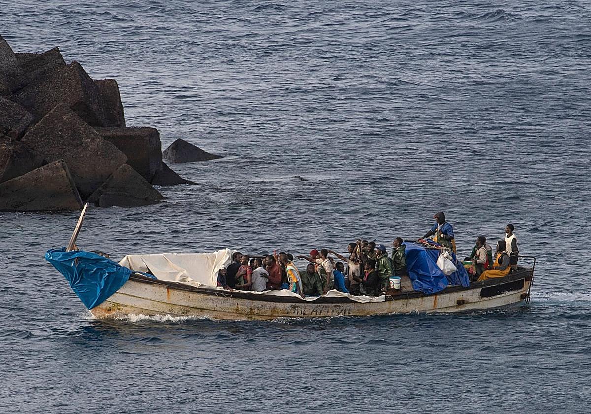 Al menos 9 inmigrantes muertos y 48 desaparecidos tras volcar un cayuco frente a las costas de El Hierro
