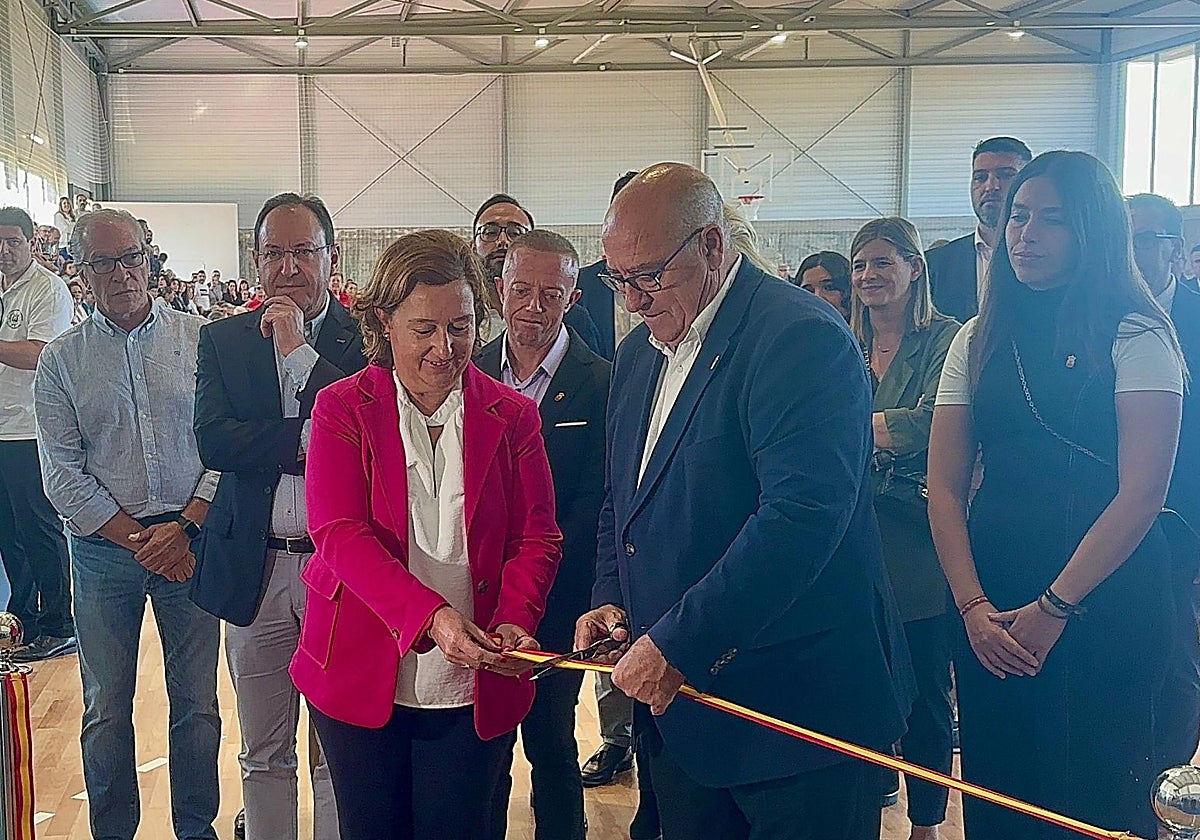 Concepción Cedillo junto al alcalde de Quismondo, José Eugenio del Castillo