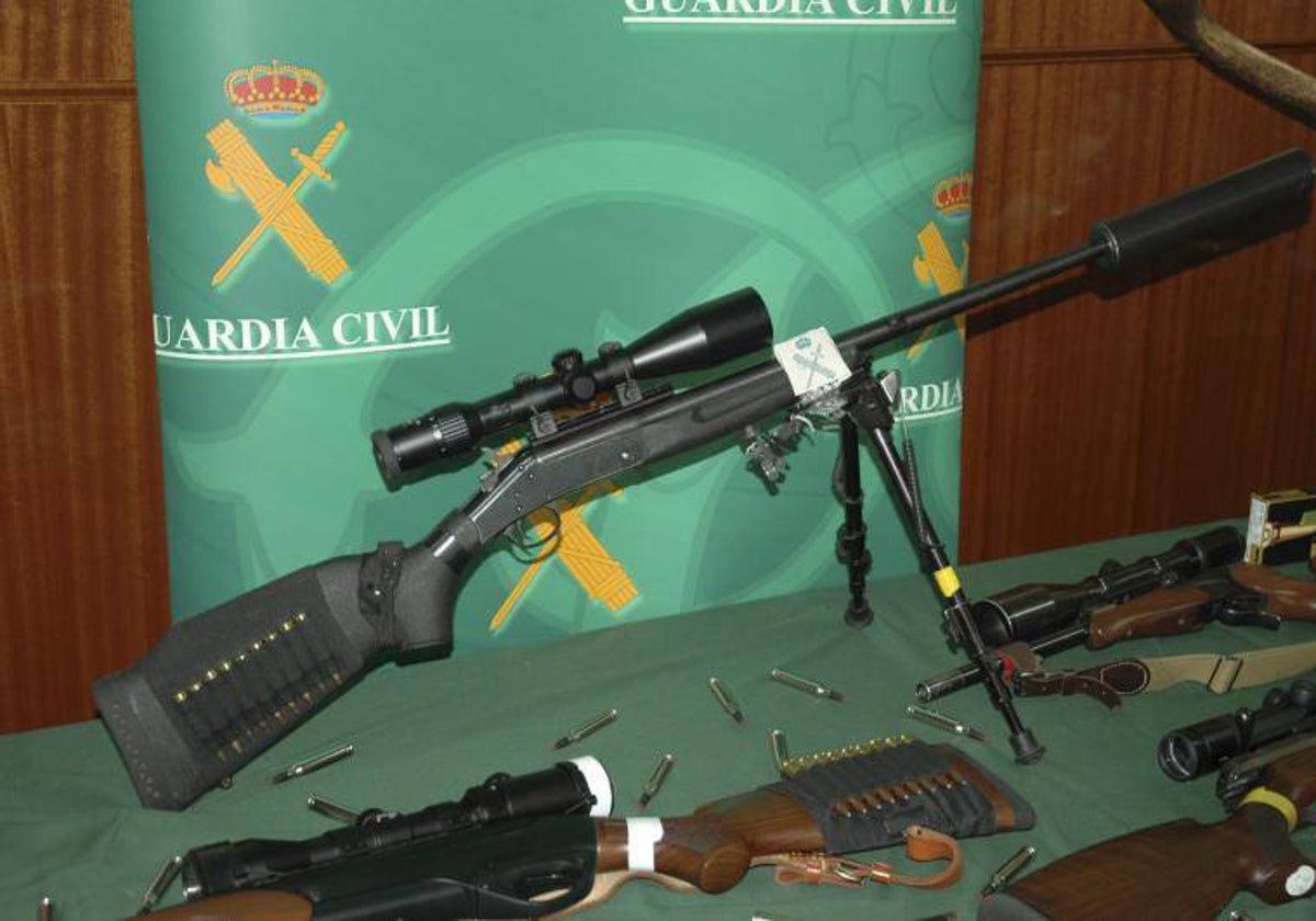 Armas de fuego utilizadas por los furtivos en una imagen de archivo