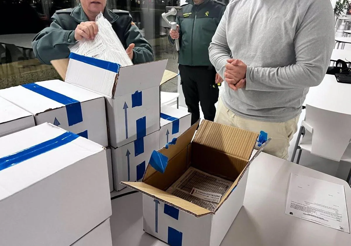 Agentes de la Guardia Civil custodian y comprueban las cajas que contienen las pruebas de oposición