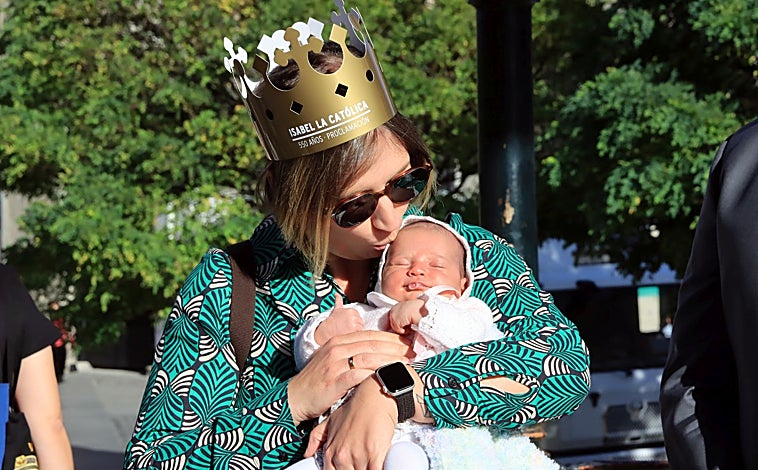 Imagen principal - Desde la más pequeña, de tan sólo 26 días, junto a su orgullosa tía, a mujeres que hasta se han ataviado para la ocasión, más de 200 Isabel, María Isabel, Isa, Ysabel... han acudido a la llamada con motivo de la proclamación como Reina de Isabel la Católica en Segovia hace casi 550 años