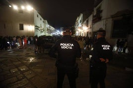 Verbena de Colón: la Policía Local pone 15 multas por botellón y dos por orinar en la plaza