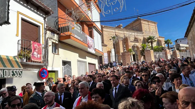 Procesión multitudinaria de bajada del Cristo desde la basílica a la parroquia