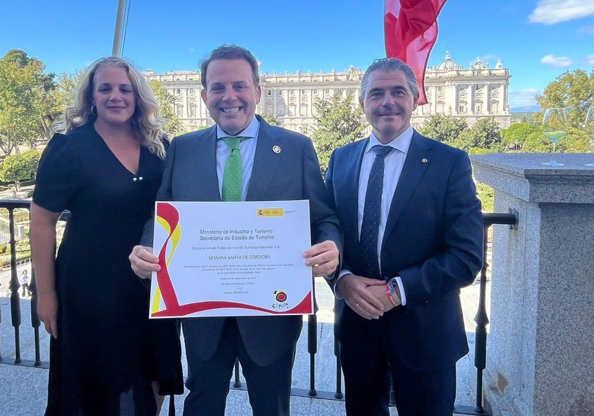 El concejal de Festejos, Julián Urbano, junto al presidente de las cofradías cordobesas Manuel Murillo