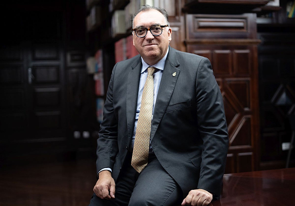 El consejero Arturo Bernal en la sede de la Consejería de Turismo