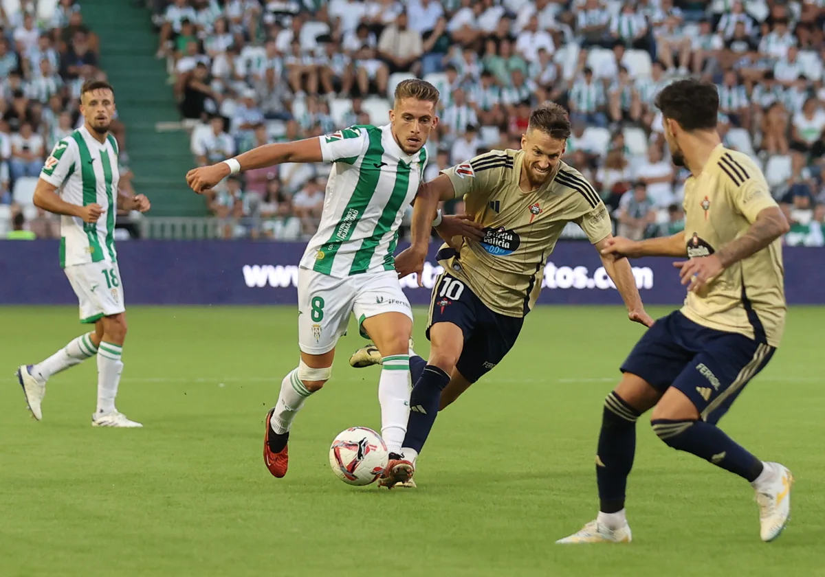 Isma Ruiz conduce el balón durante el partido ante el Racing de Ferrol