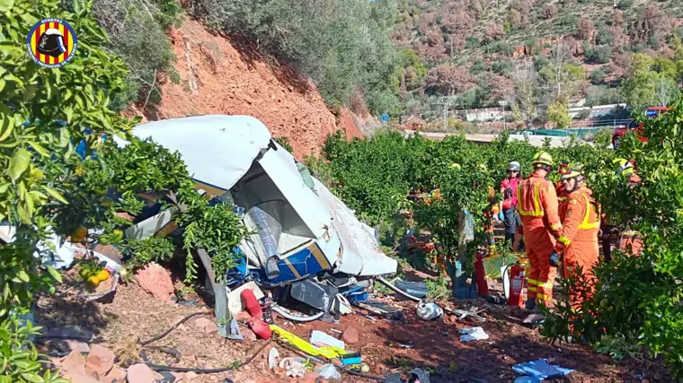 Los bomberos trabajan en la zona donde ha caído un helicóptero en Puzol