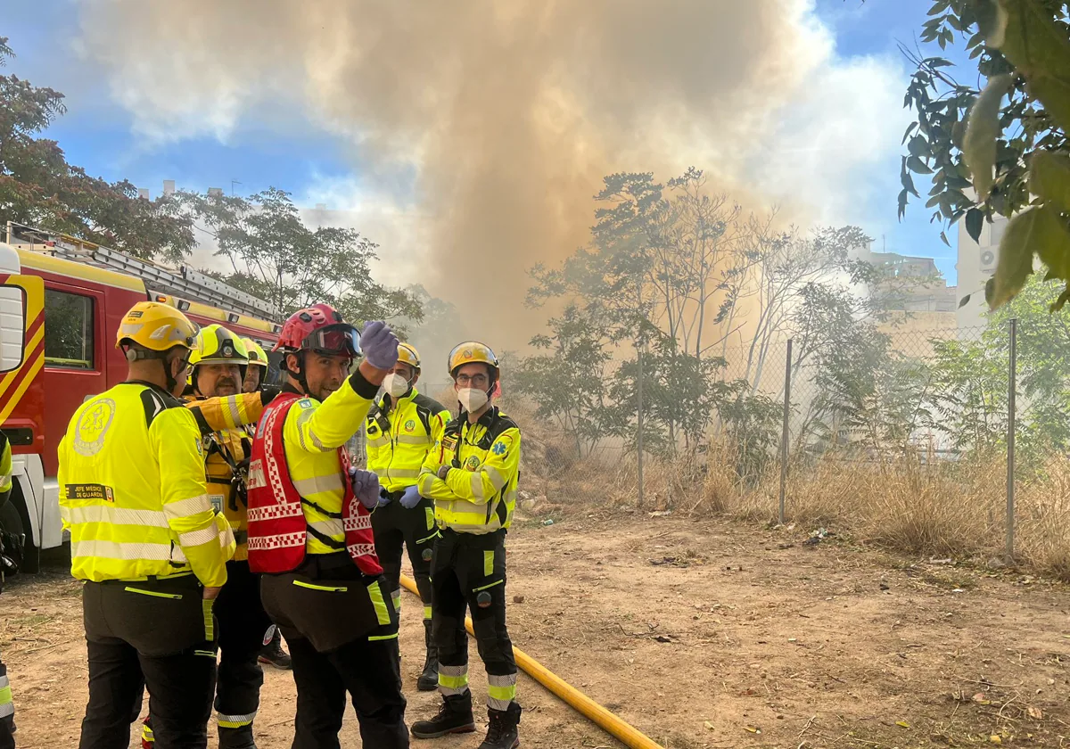 Bomberos del Ayuntamiento de Madrid durante los trabajos de extinción del fuego en la calle de Jaén