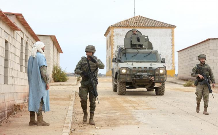 Imagen principal - Efectivos de la brigada cordobesa durante la realización de distintos simulacros