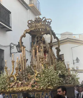 Imagen secundaria 2 - En la fotografía superior, la Virgen del Socorro entra en la plaza de San Pedro. Debajo a la izquierda, el paso aproximándose a la basílica de San Pedro. A la derecha, por la calle Don Rodrigo   