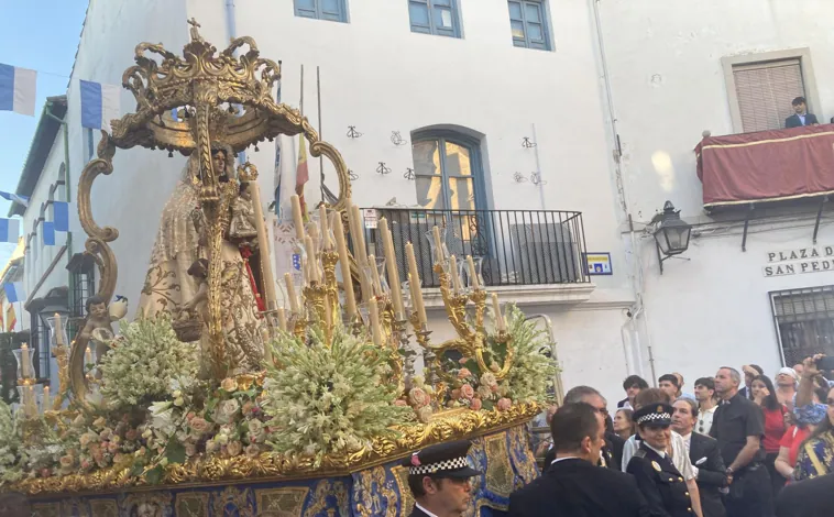 Imagen principal - En la fotografía superior, la Virgen del Socorro entra en la plaza de San Pedro. Debajo a la izquierda, el paso aproximándose a la basílica de San Pedro. A la derecha, por la calle Don Rodrigo   