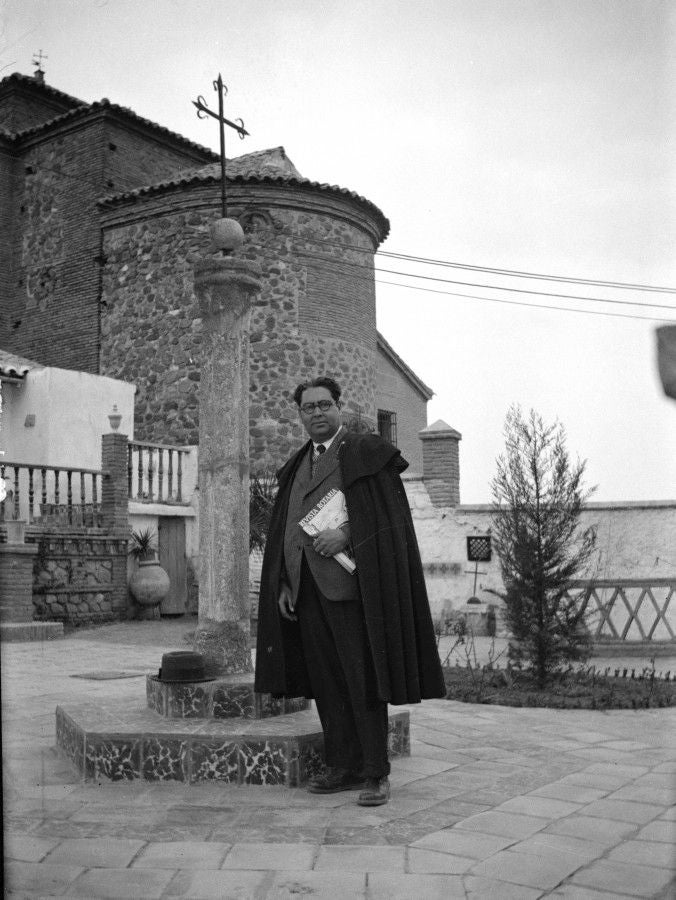 Diego Soldevilla Guzmán, notario de profesión, fue un activo rotario. En la imagen posa en el llamado Jardín de Doctrinos, junto a la iglesia de San Lucas. Esta vistosa residencia de su propiedad la ofreció para acoger una velada organizada en honor de la Comisión de Toledo de Ohío en 1934. Foto Archivo Municipal de Toledo. Colección Luis Alba