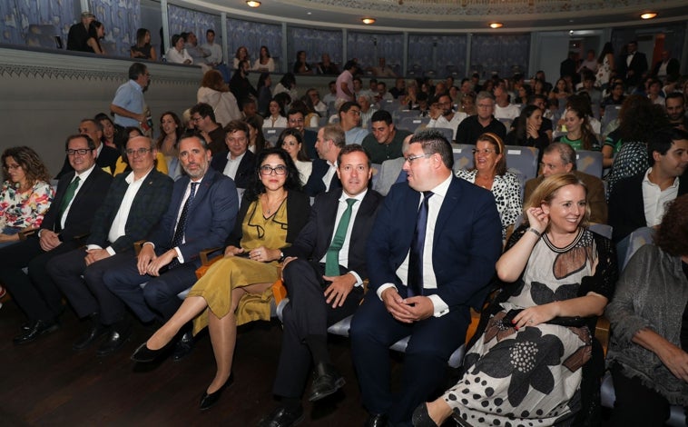 Imagen principal - Toledo premia al «Talento Joven» en una brillante gala en el Teatro de Rojas