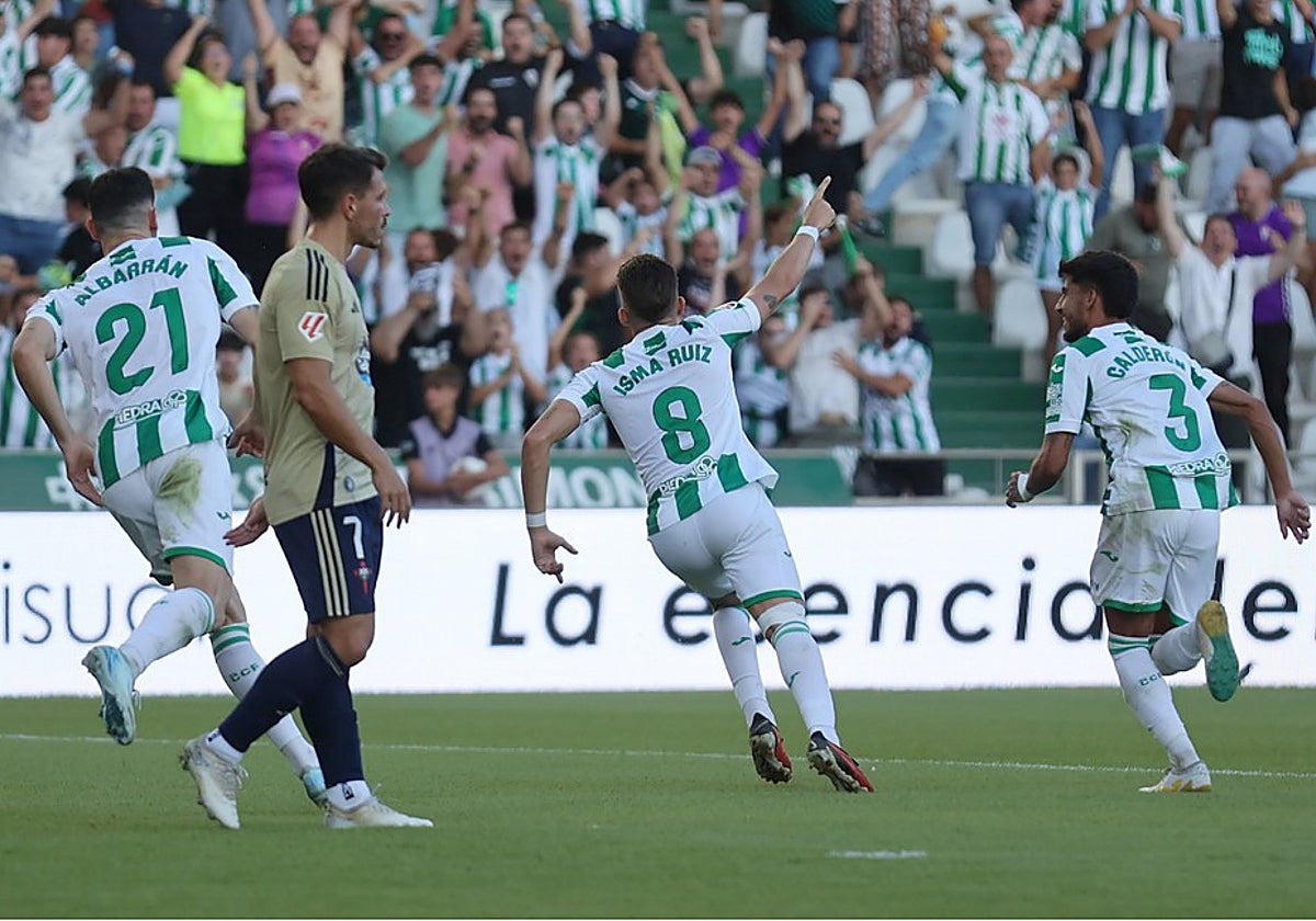Los jugadores blanquiverdes celebran el primer gol ante el Racing de Ferrol