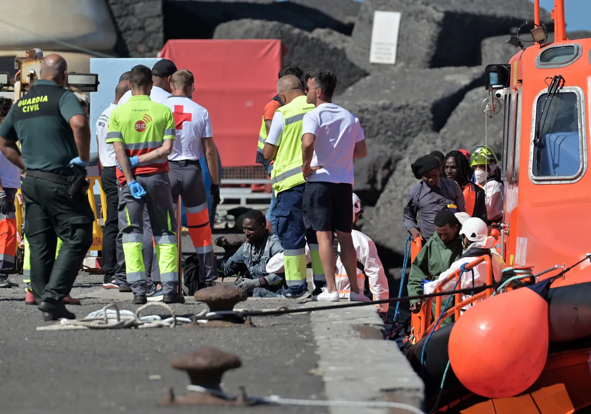 Asistencia en el muelle de los ocupantes de la embarcación de 35 personas en La Restinga