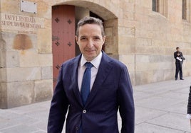 El rector de la Universidad de Salamanca presenta un extenso informe para defender su «honor»